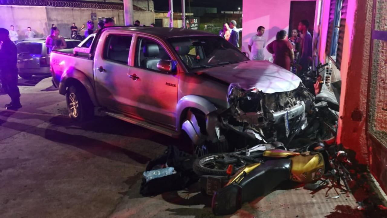 Caminhonete invade calçada e deixa homem gravemente ferido em Senador Canedo