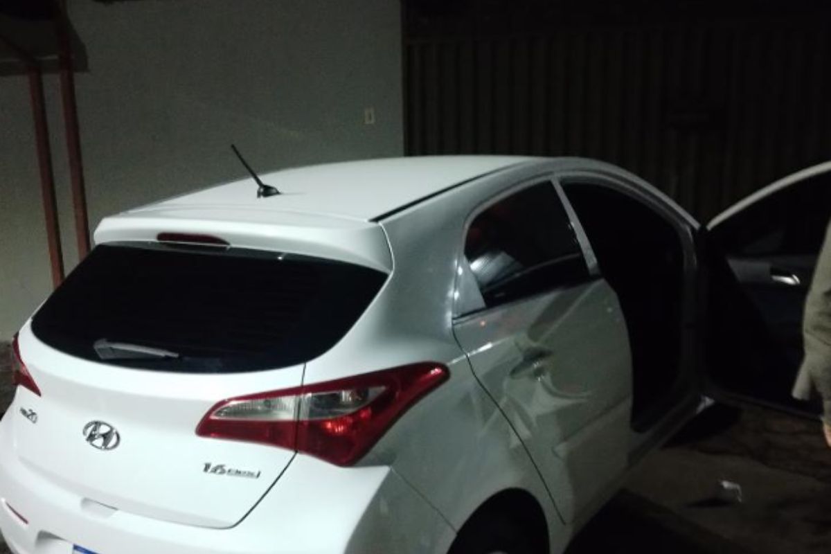 Jovem larga carro com as portas abertas no meio da rua e invade casa da ex para agredi-la