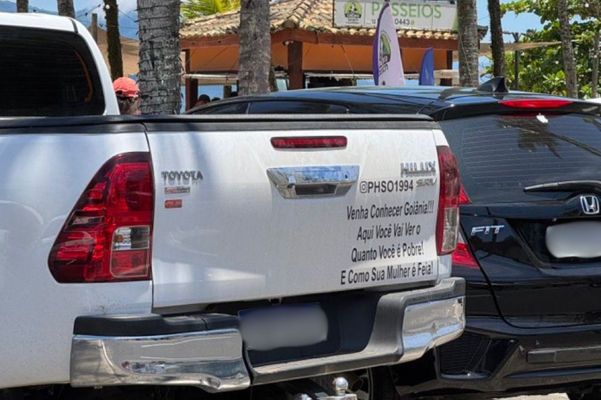 Placa chama atenção de quem anda pelas ruas de Goiânia (principalmente turistas)