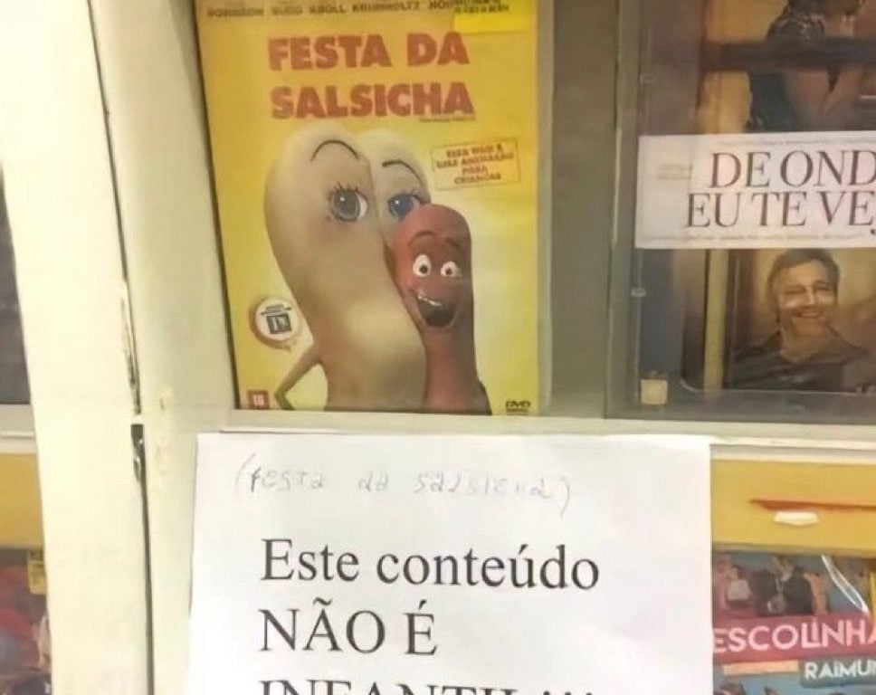 Placa em locadora chama atenção ao fazer um alerta para pais de crianças