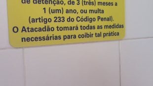 Placa em supermercado viraliza