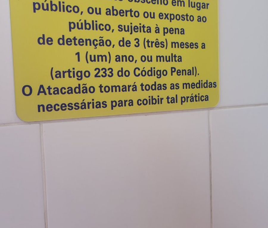 Placa em supermercado viraliza