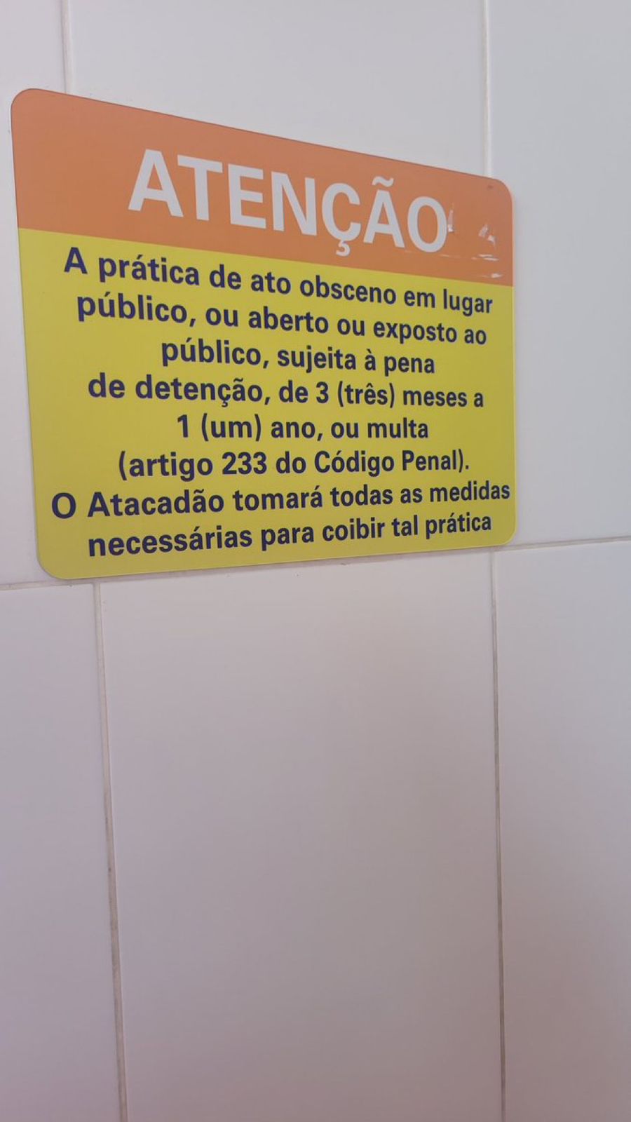 Placa em supermercado viraliza