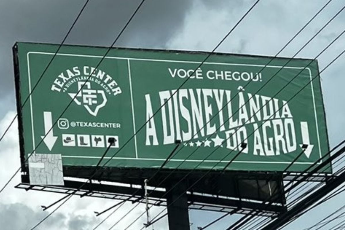 Placa em avenida de Goiânia chama atenção de consumidores: “Disneylândia do Agro”