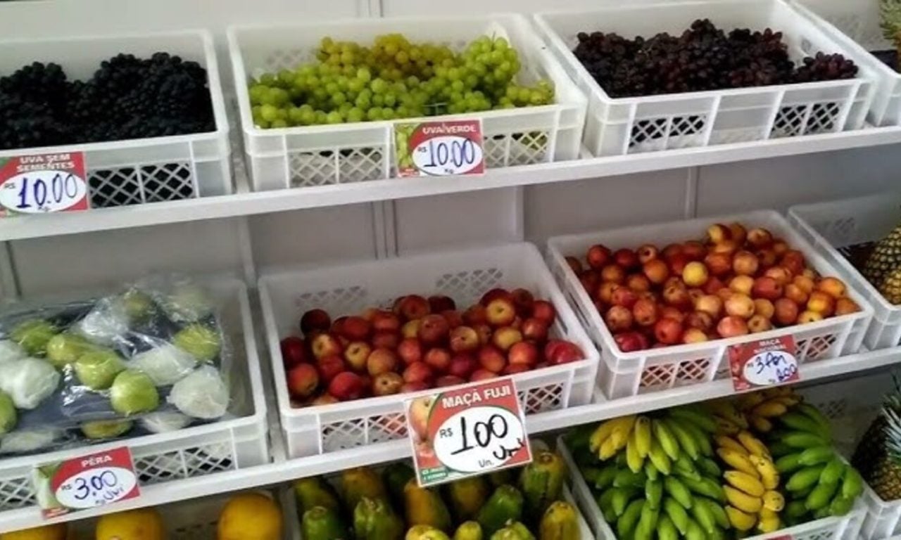 Não é pela cor: o jeito certo de escolher a fruta no supermercado