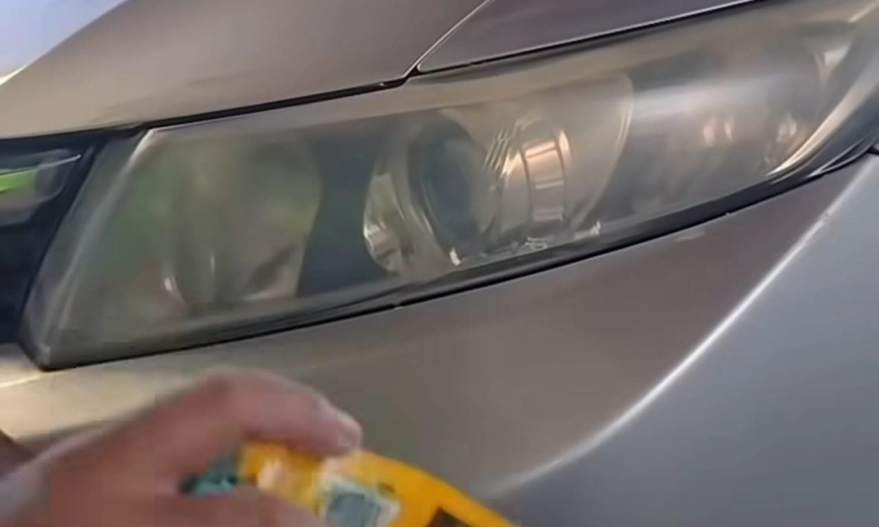 Como tirar o amarelado do farol do carro sem ter que mandar o veículo para uma estética automotiva