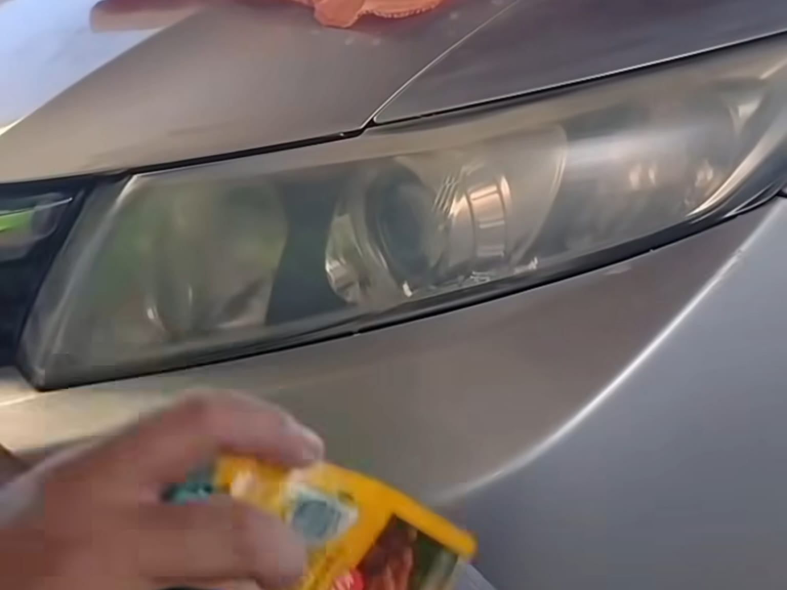 Como tirar o amarelado do farol do carro sem ter que mandar o veículo para uma estética automotiva