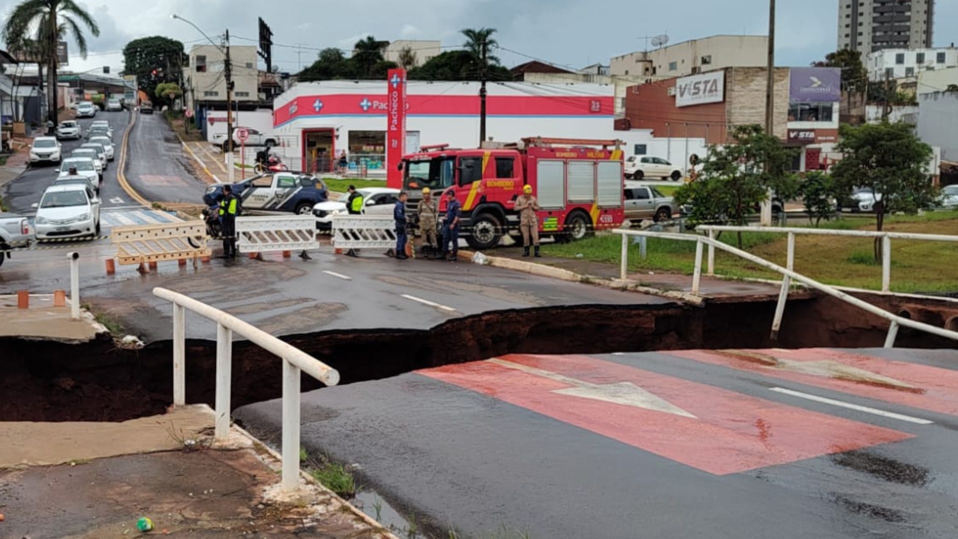 Bombeiros são acionados após ponte cair na Avenida Pedro Ludovico Teixeira