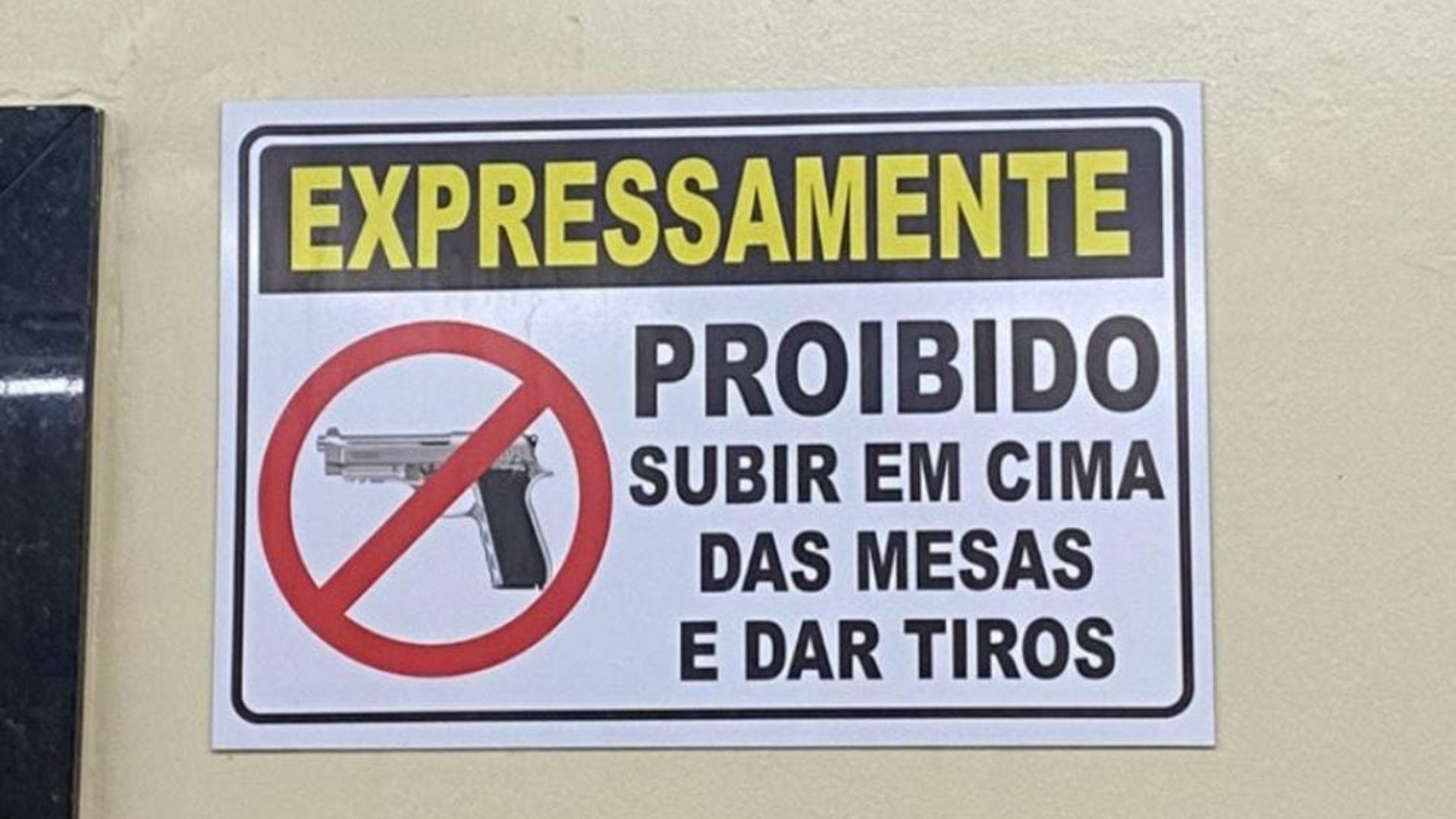 Placa viraliza após fazer pedido muito específico: “expressamente proibido”