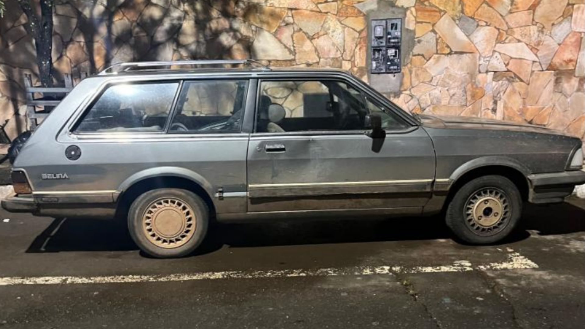 Jovem rouba Ford Belina em Anápolis, mas não consegue engatar a marcha ré