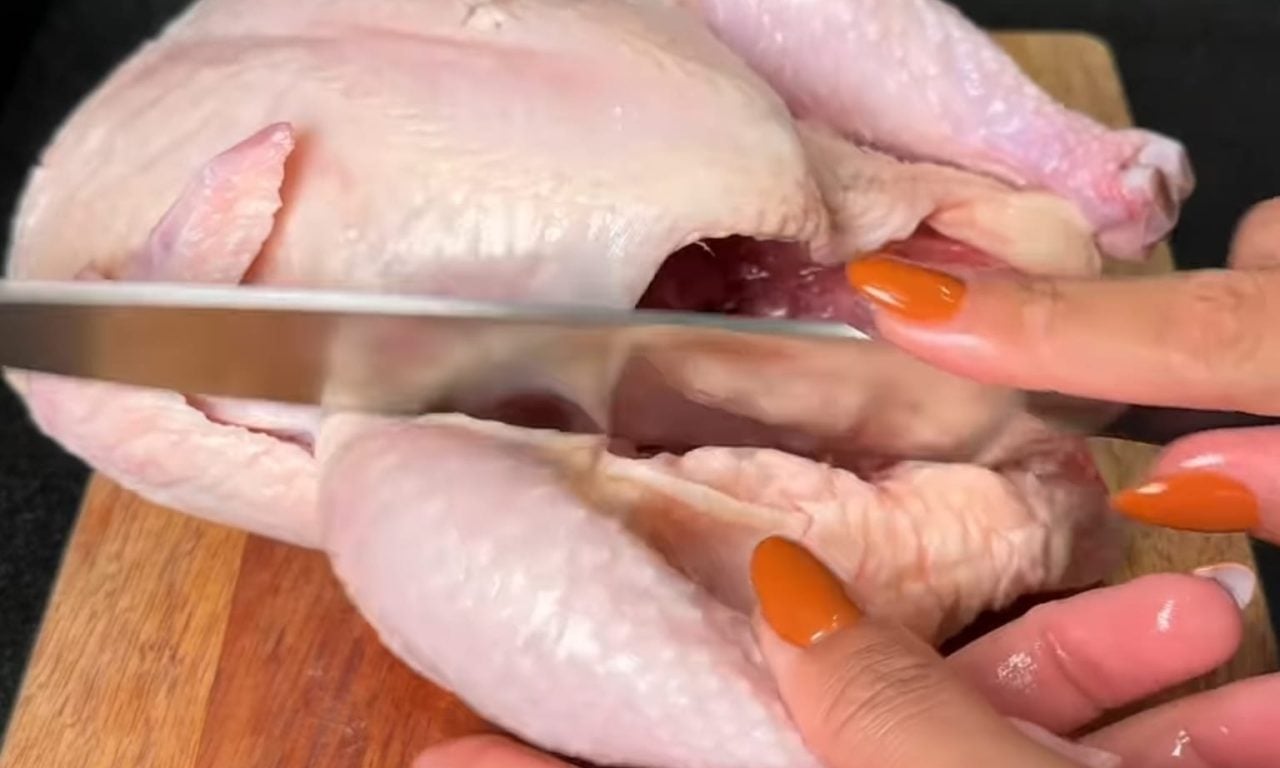 Chef ensina como picar um frango inteiro (maioria das pessoas não sabe)