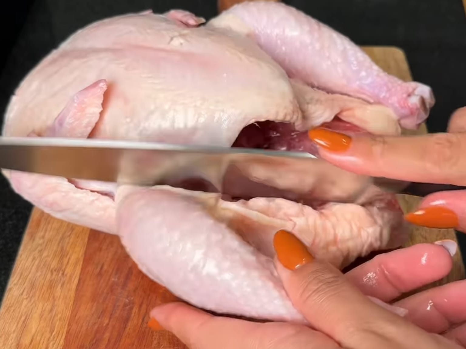 Chef ensina como picar um frango inteiro (maioria das pessoas não sabe)