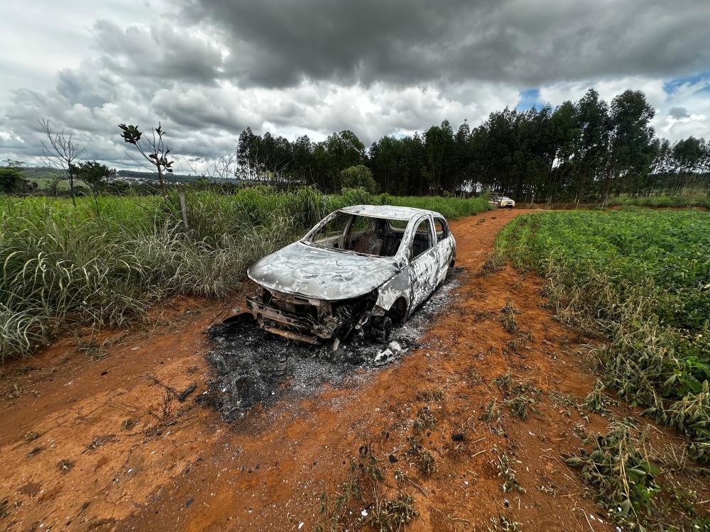 Após sacrifício para trocar pneus e colocar som no carro, homem tem veículo furtado e incendiado em Anápolis