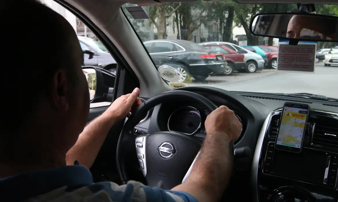 Motorista de aplicativo toma atitude após passageira recusar pagar corrida