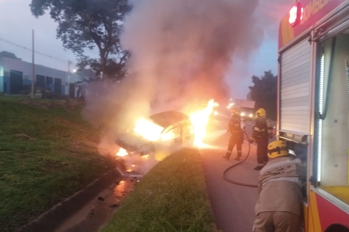 Motorista morre em Anápolis após carro capotar e pegar fogo em seguida