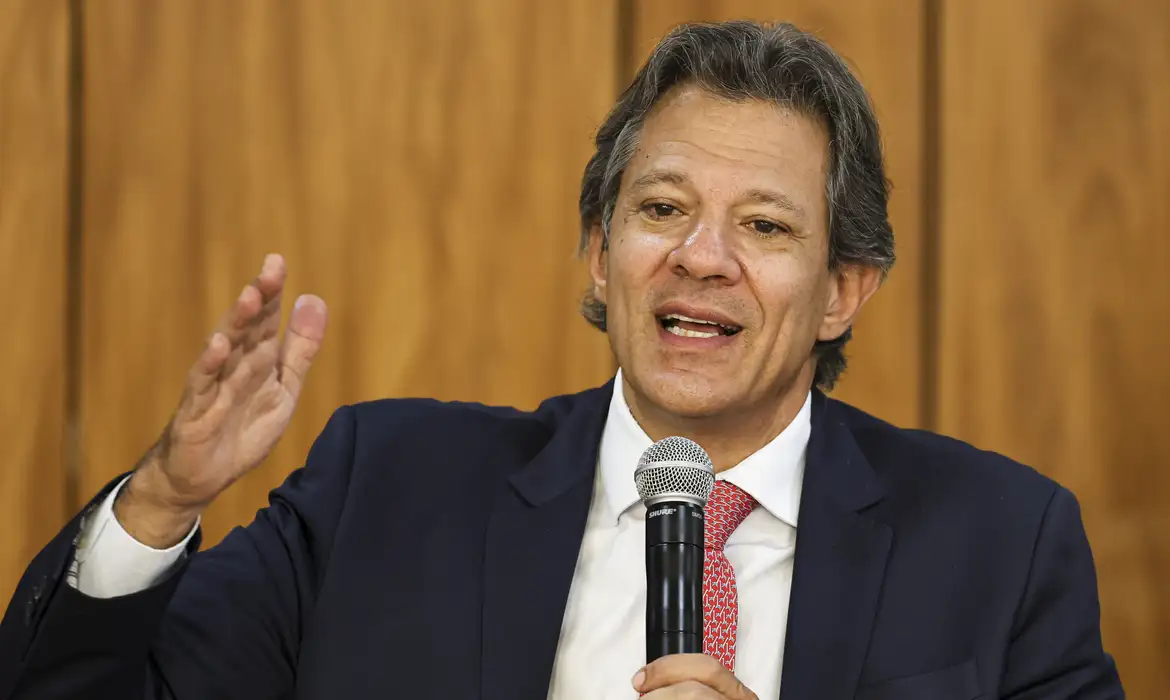 Pé-de-Meia não vai ser interrompido, diz Haddad