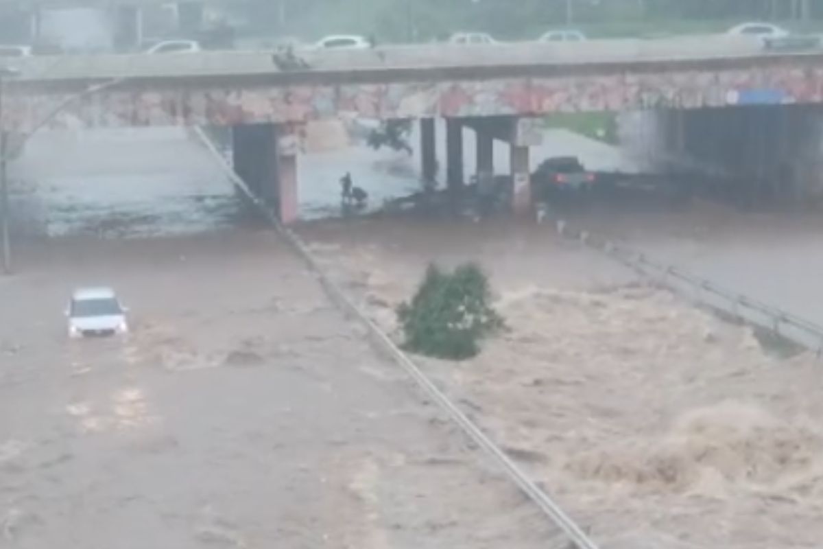 Marginal Botafogo fica completamente inundada após tempestade em Goiânia