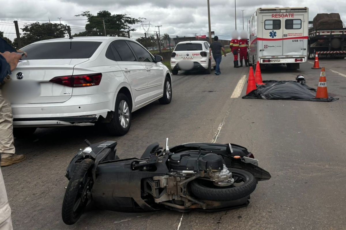 Jovem que dirigia por corredor de veículos morre após ser atropelado duas vezes na BR-153