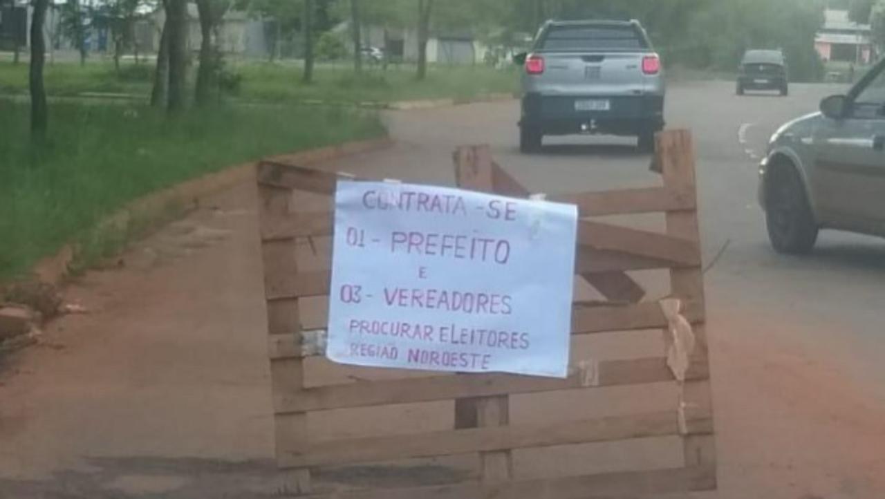 Placa chama atenção de quem passa por buraco em Goiânia