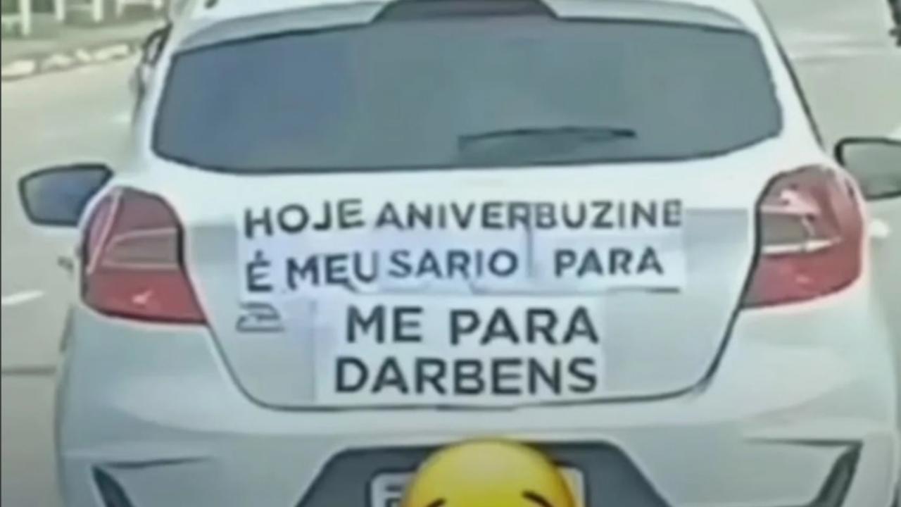 Placa de aniversário confusa chama atenção de motoristas