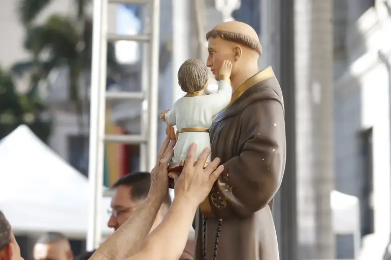 A história por trás do ditado “santo de casa não faz milagre”