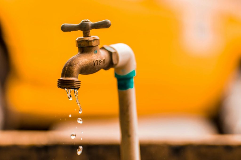 Imagem ilustrativa de torneira pingando água (Foto: Captura de tela / Youtube) - saneago