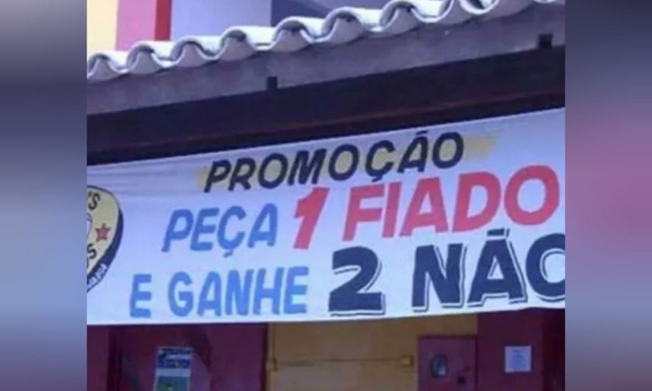 Placa chama bastante atenção de quem passa na porta de estabelecimento