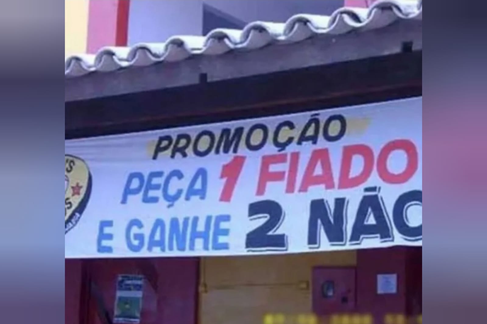 Placa chama bastante atenção de quem passa na porta de estabelecimento