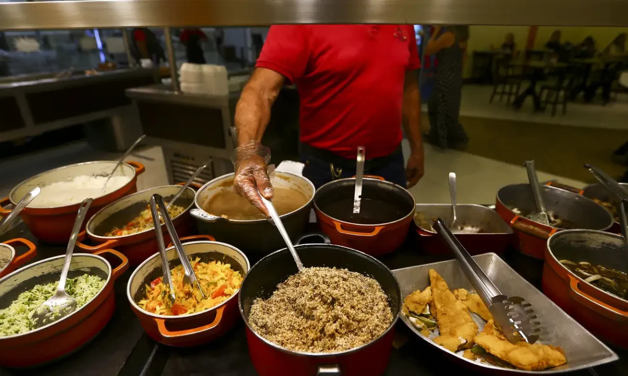 Advogada responde se cliente é obrigado a pagar taxa de desperdício no restaurante