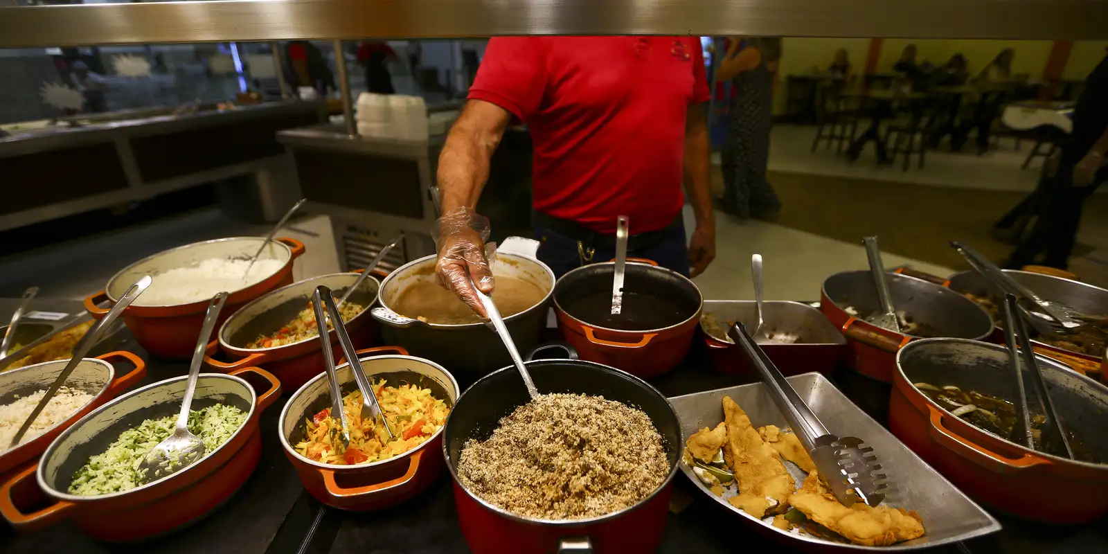 Advogada responde se cliente é obrigado a pagar taxa de desperdício no restaurante