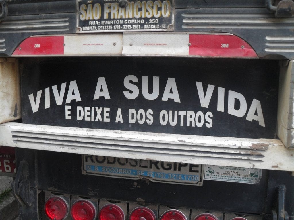 As melhores frases vistas em caminhões – humor direto das estradas