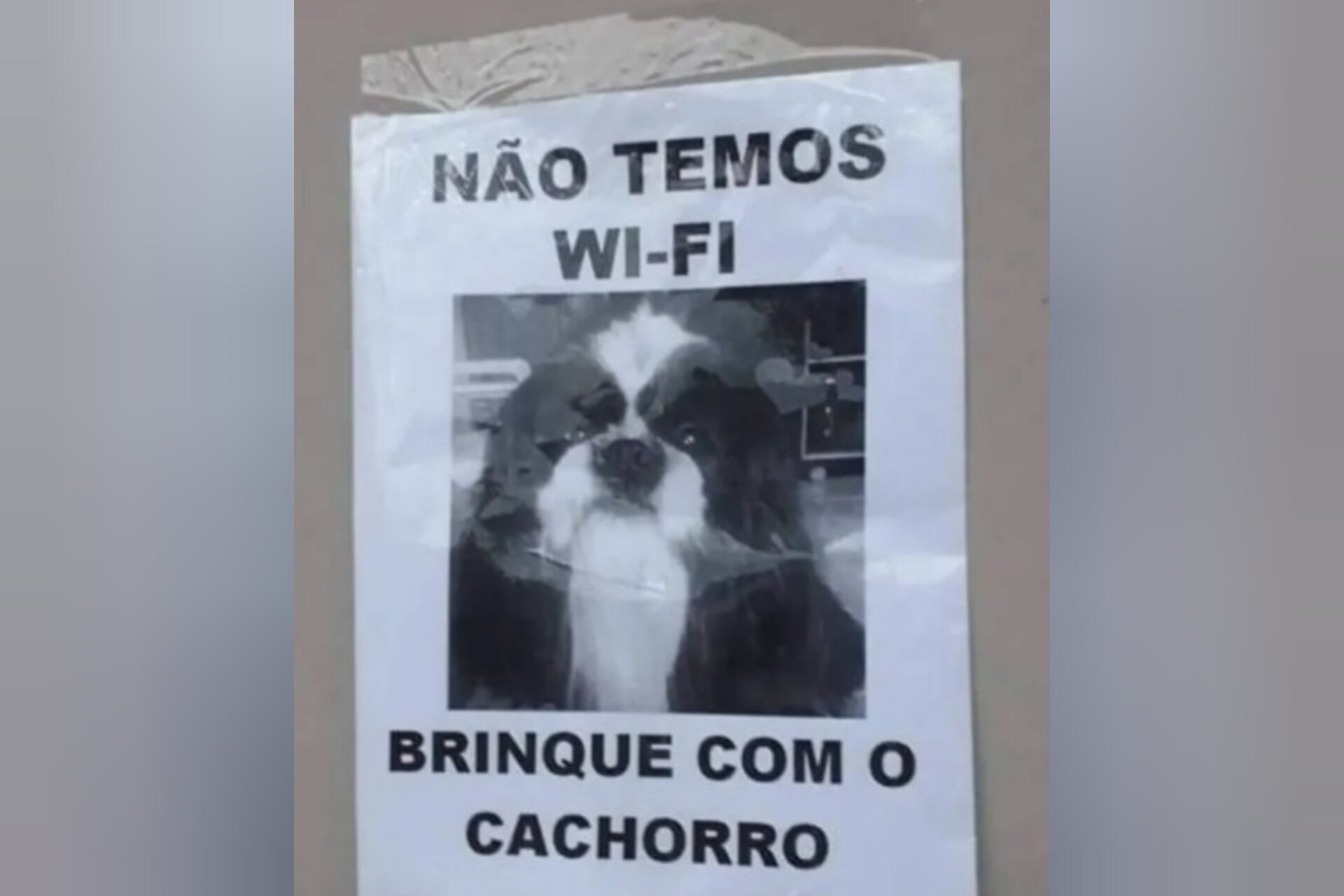 Placa chama atenção de todo mundo que visita casa