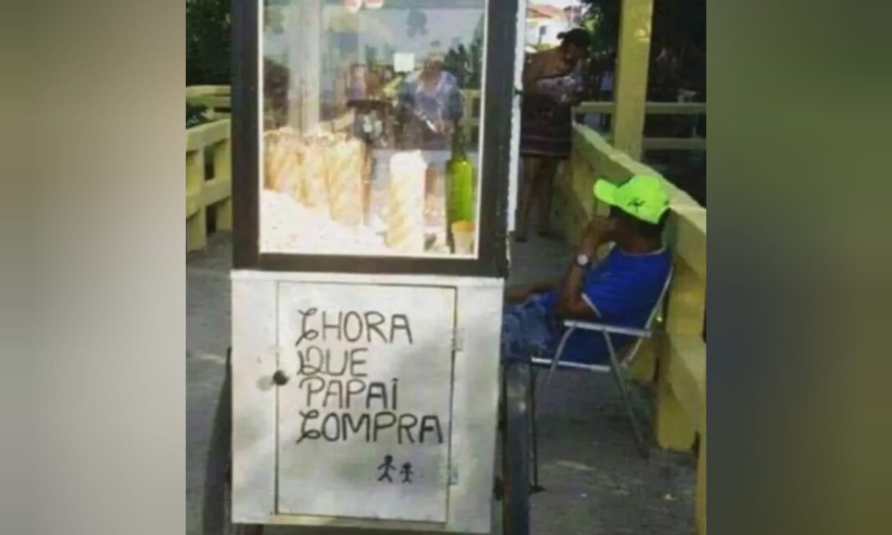 Placa colocada em carrinho por comerciante chama atenção de quem passa pela rua