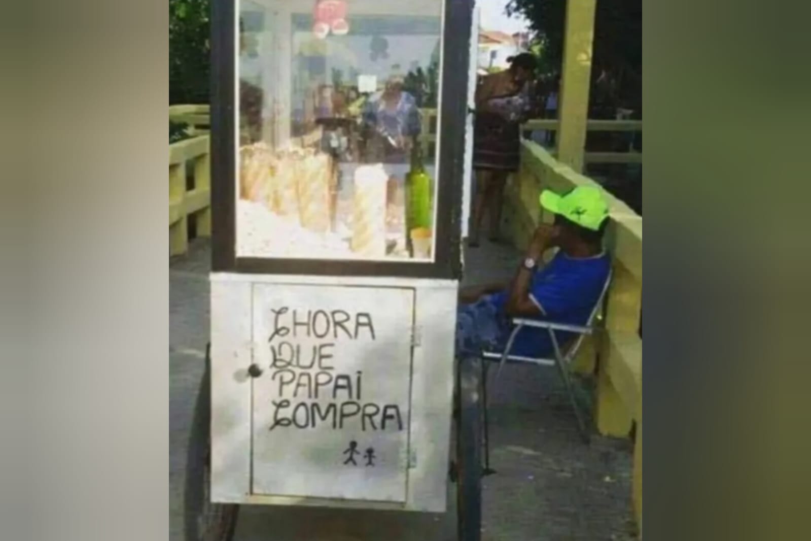 Placa colocada em carrinho por comerciante chama atenção de quem passa pela rua