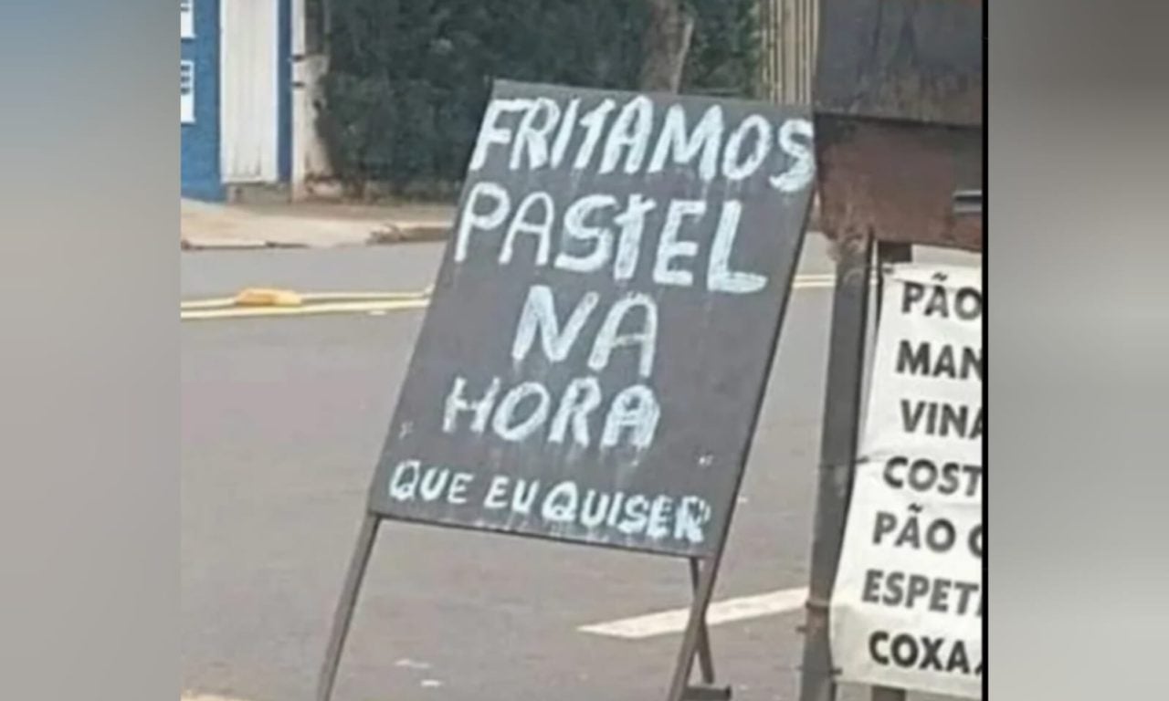 Vendedor sincero? Placa na porta de lanchonete chama atenção de quem passa na rua