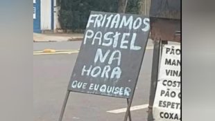 Vendedor sincero? Placa na porta de lanchonete chama atenção de quem passa na rua