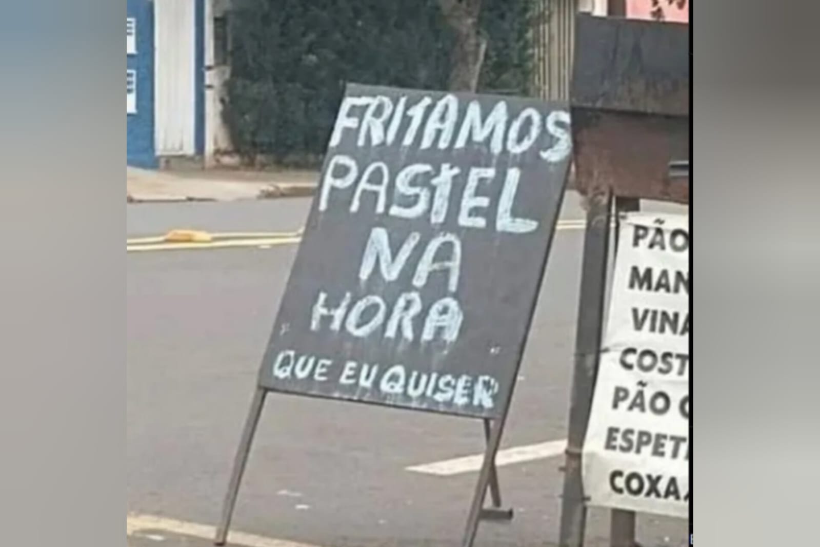 Vendedor sincero? Placa na porta de lanchonete chama atenção de quem passa na rua