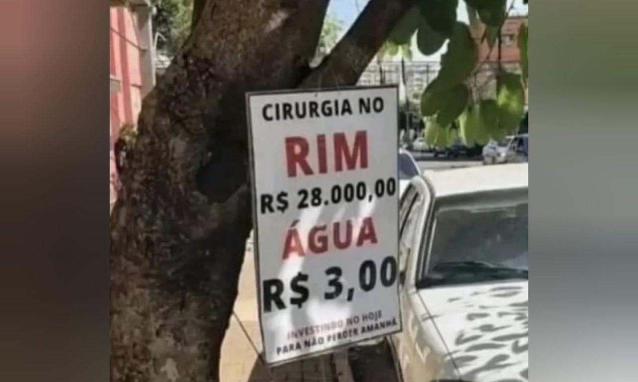 Vendedor de água chama atenção com placa criativa e inusitada