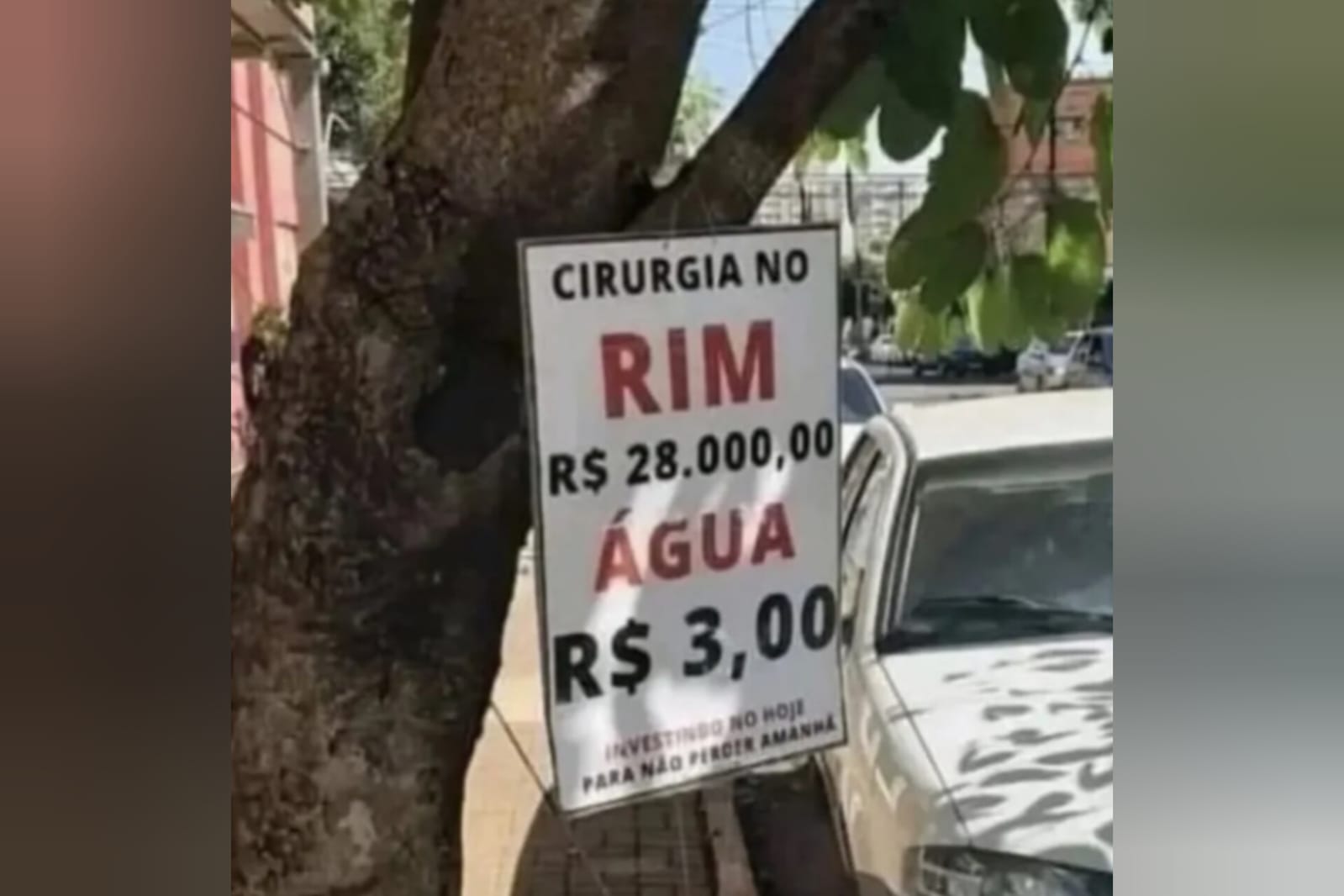 Vendedor de água chama atenção com placa criativa e inusitada