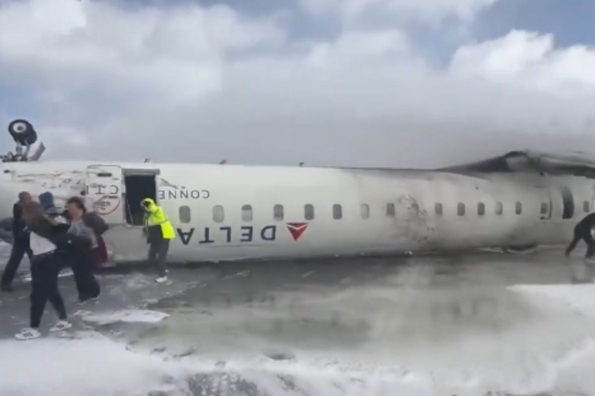 Avião cai em aeroporto de Toronto, no Canadá