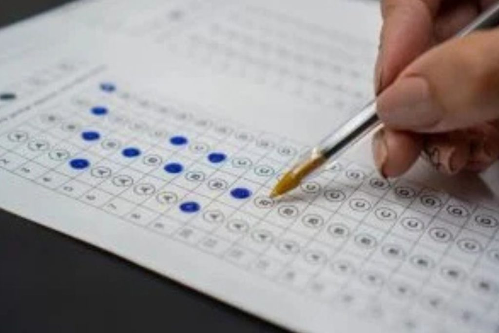 Candidato preenchendo cartão resposta em concurso (Foto: Reprodução)