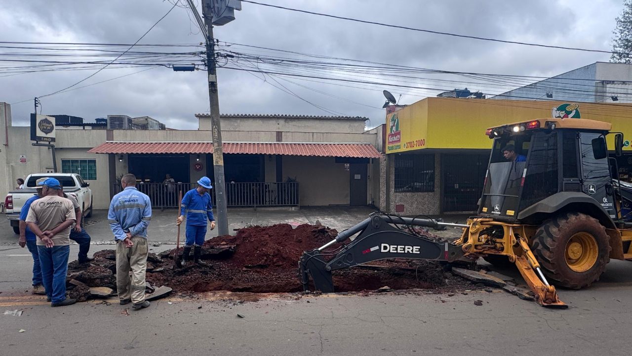 Avenida São Francisco é parcialmente interditada após cratera se abrir no asfalto