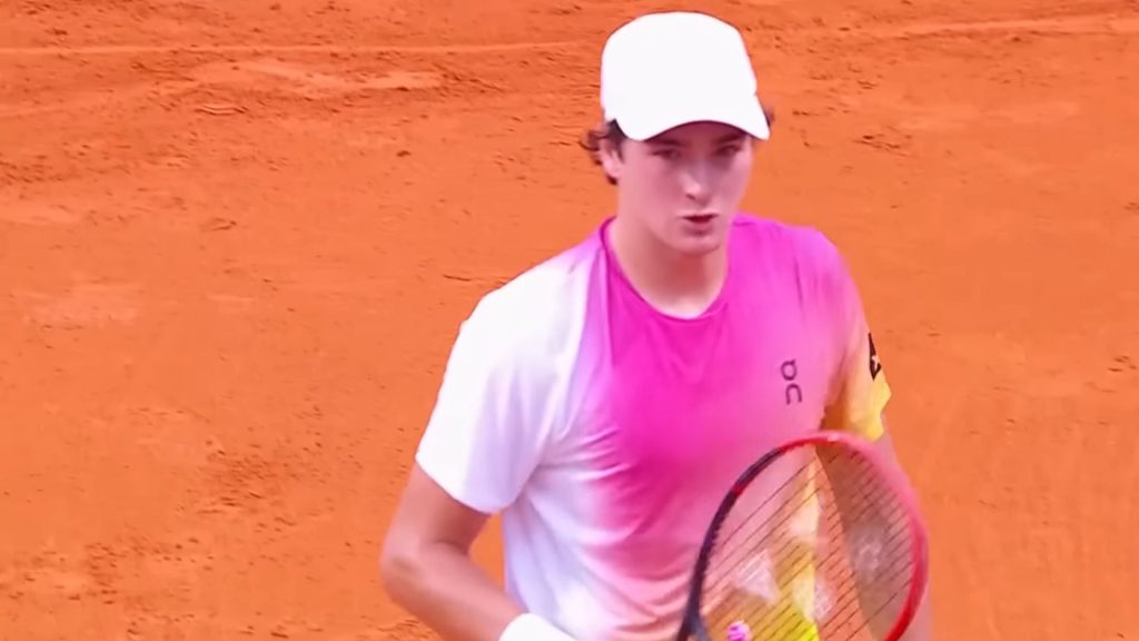 Tenista João Fonseca durante competição em Buenos Aires. (Foto: Captura de Tela/Youtube/Tennis TV)