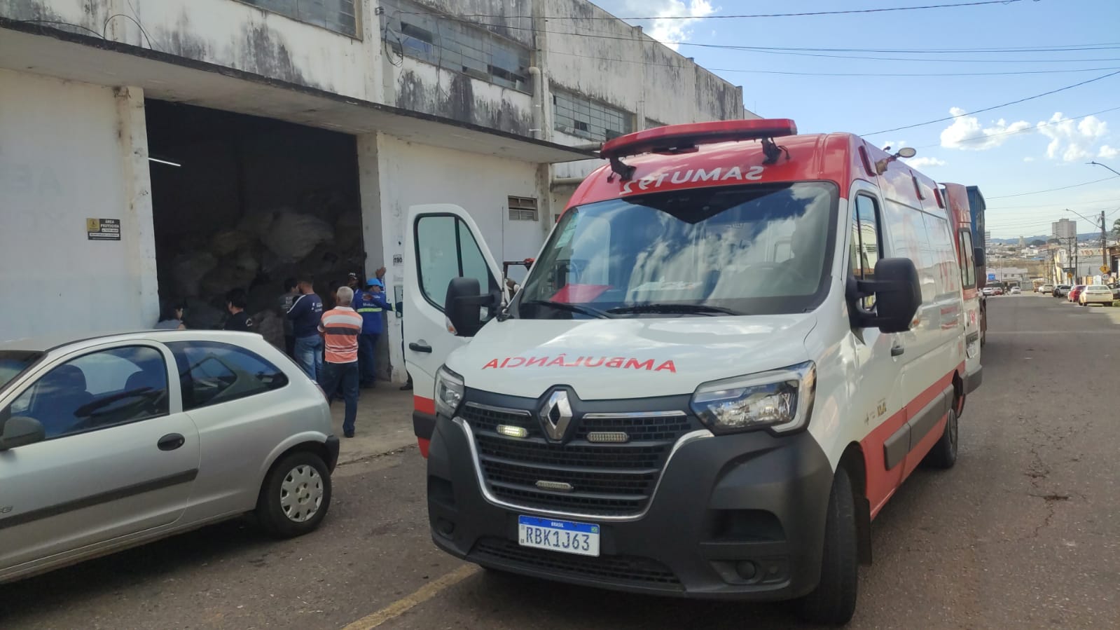 Mulher é encaminhada ao Heana após ser atingida por fardo de quase 200kg, em Anápolis