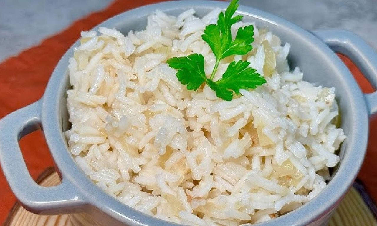 O segredo dos chefs para fazer arroz perfeito sem panela elétrica