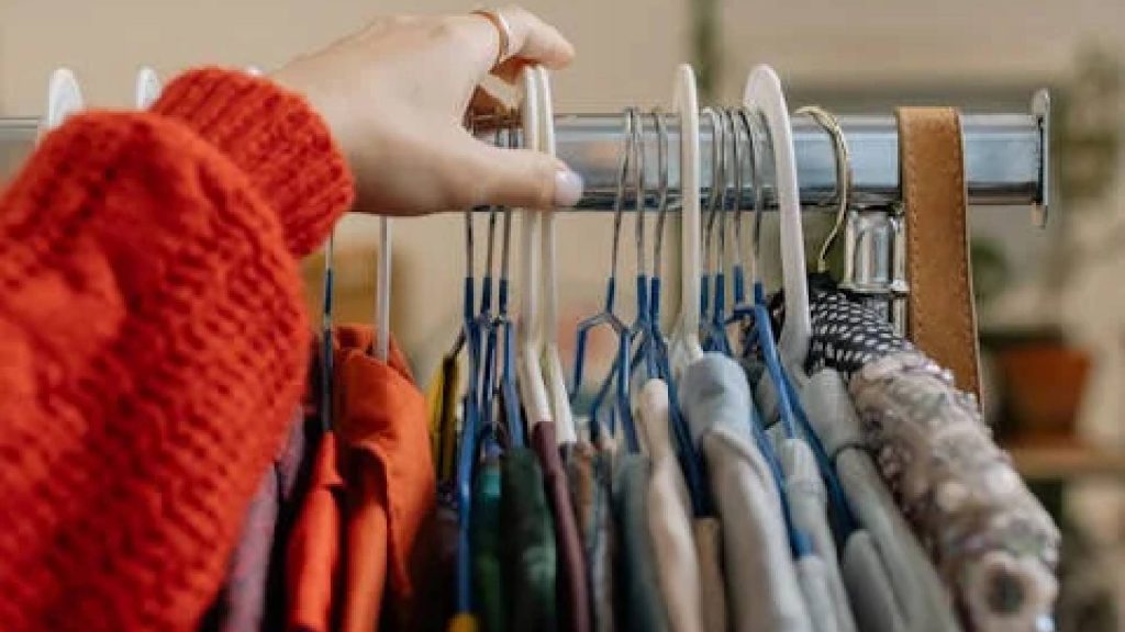 Por que comprar roupas em brechós está tão na moda – veja as vantagens - brechó