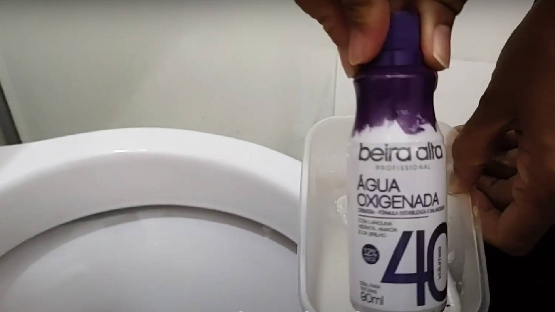 Como se livrar do amarelado impregnado no vaso sanitário sem sofrimento