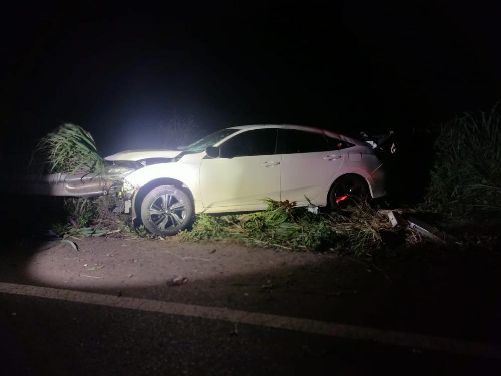 Motorista morre após carro sair da pista e colidir contra barreira na GO-330