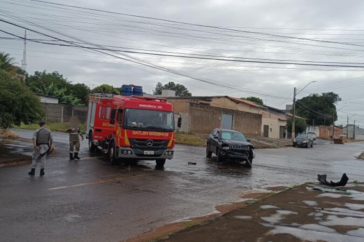 Imagens mostram carros que se envolveram em acidente no Jardim Alexandrina; duas pessoas em estado grave