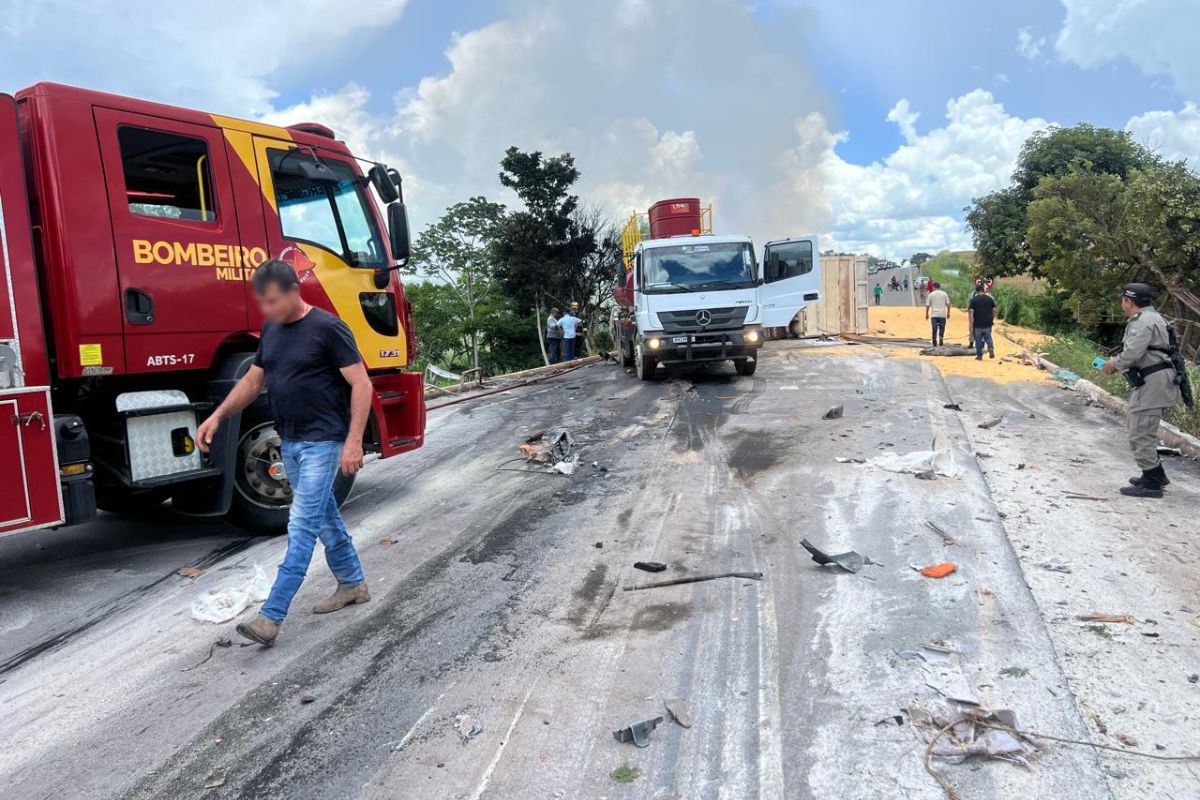 Uma pessoa morre e três ficam feridas após gravíssimo acidente com quatro veículos